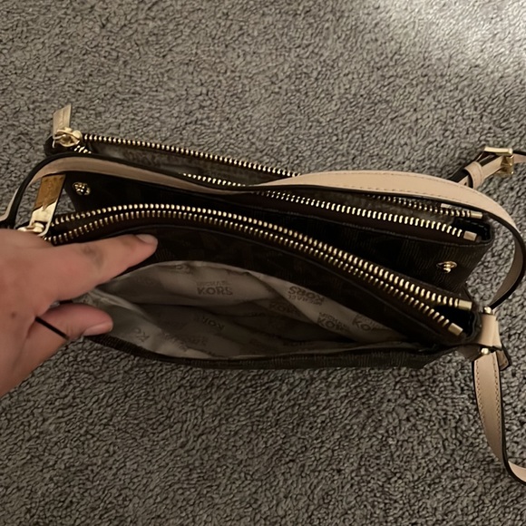 Michael Kors crossbody purse - Picture 6 of 6